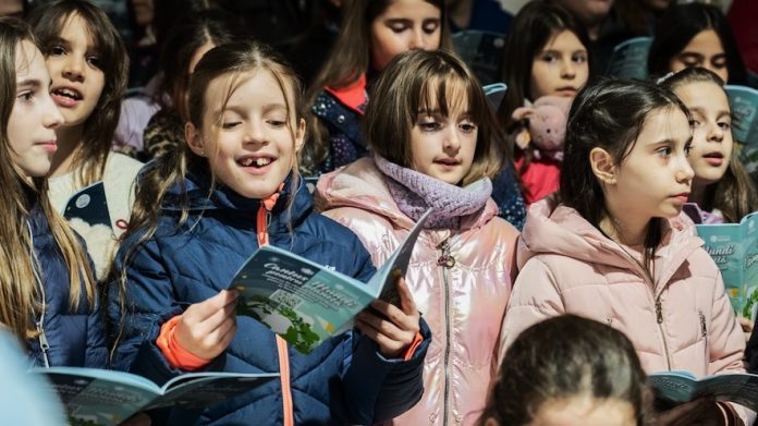 Cantus Mundi, la Oradea: Zeci de voci de copii s-au unit pentru a celebra Ora Pământului prin muzică