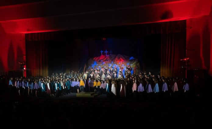 Corul Madrigal, împreună cu copiii din corurile Cantus Mundi, în spectacolul „Săptămâna Patimilor” la Oradea