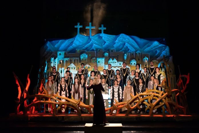 Corul Madrigal va prezenta la Oradea spectacolul „Săptămâna Patimilor”, alături de vocile copiilor din corurile Cantus Mundi.