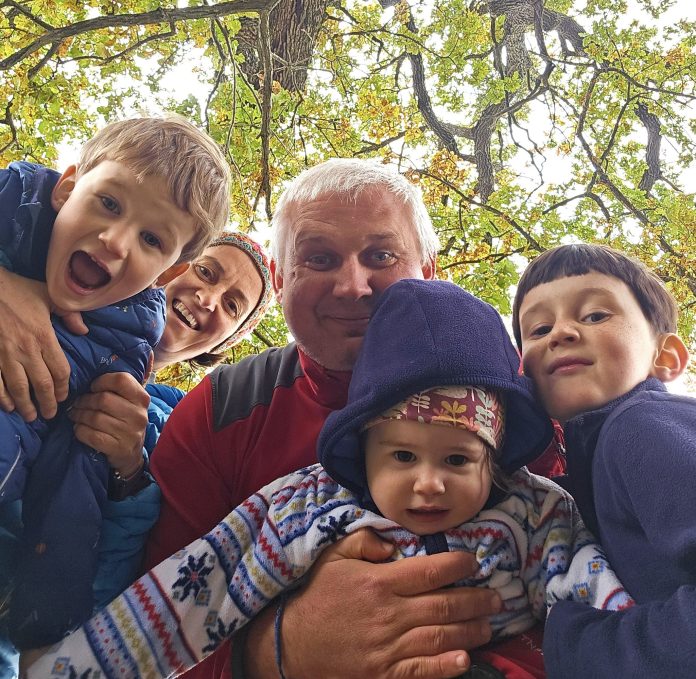 Cristina și Bogdan Oros au început cea mai frumoasă expediție de familie, împreună cu cei trei copii.
