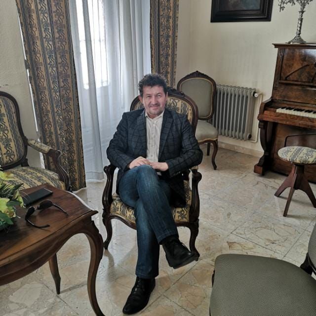Directorul Școlii din Aușeu, acuzat de mai mulți elevi de comportament indecent, a fost suspendat din funcție.