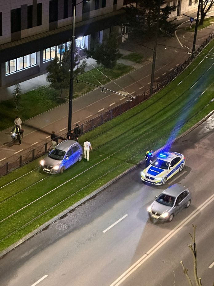 Gazonul de pe Cantemir, din nou distrus. Un alt autoturism a avariat spațiul verde dintre liniile de tramvai.
