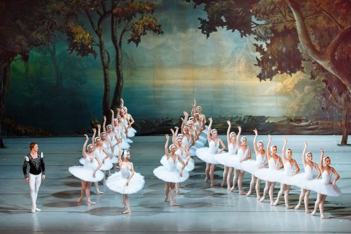 „Lacul Lebedelor” de Ceaikovski, un spectacol deosebit de rafinat, va fi pus în scenă duminică, la Oradea.