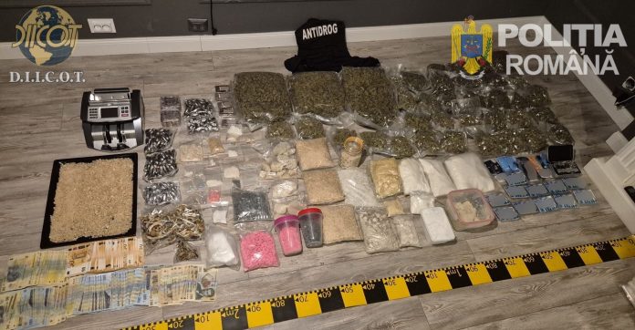 Nouă tineri, suspectați de livrarea de droguri elevilor în apropierea școlilor sau la petreceri în locuințe închiriate în Bihor, au fost arestați.