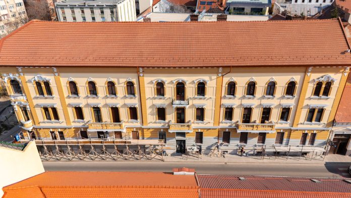 O nouă clădire din centrul istoric al Oradei revine la viață și își redobândește frumusețea de altădată.