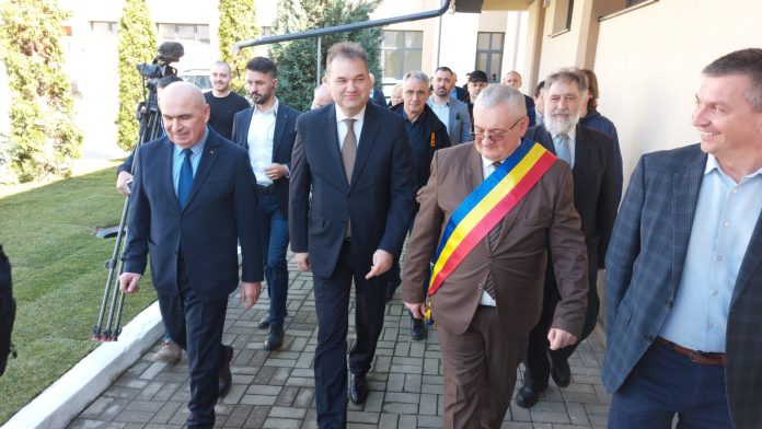 Premierul Bolojan a efectuat o vizită la cele mai semnificative investiții realizate în Aleșd.