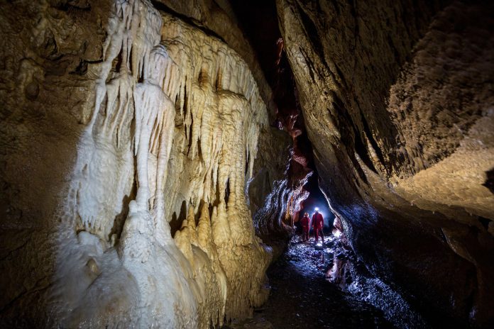 Primii pași în lumea subterană. Stagiul de inițiere în speologie, organizat de Clubul de Speologie „Cristal” din Oradea.