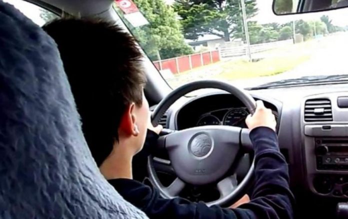 Tentativă de omor din gelozie: un adolescent de 15 ani arestat după ce a furat o mașină și a lovit un rival.
