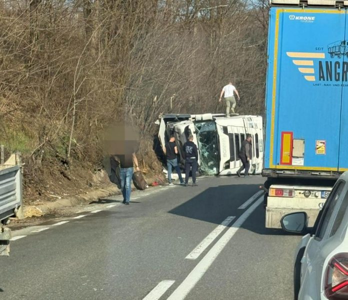 Accident pe DN 1, pe tronsonul Cluj–Oradea: un TIR s-a răsturnat pe „drumul morții”