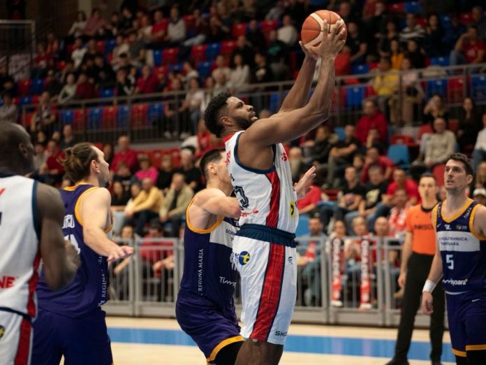 Victorie obținută cu trudă de „leii roșii”, decisă în ultimul sfert. CSM CSU Raiffeisen a câștigat meritat meciul de acasă împotriva celor de la FC Argeș Basketball.