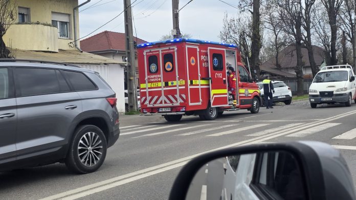Accident pe Calea Clujului din Oradea: un autoturism a lovit un copac