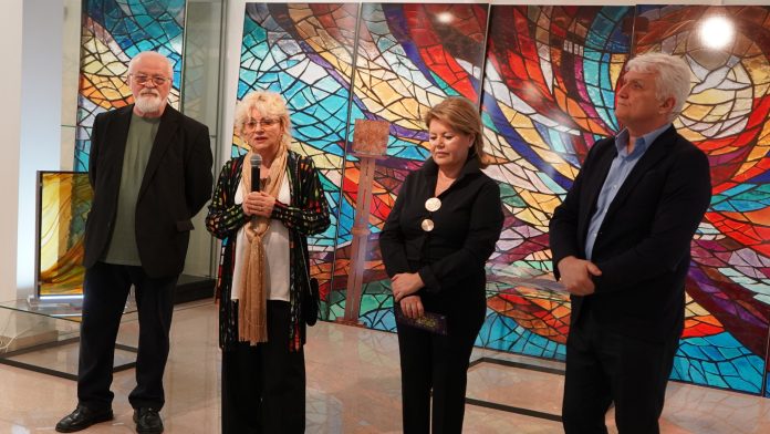 Artista Amalia Verzea a deschis, la Muzeul Ţării Crişurilor, expoziţia personală „Arta vitraliului la 360°”