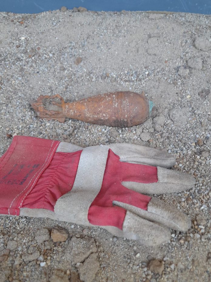 Bombă neexplodată din Al Doilea Război Mondial găsită pe un teren agricol