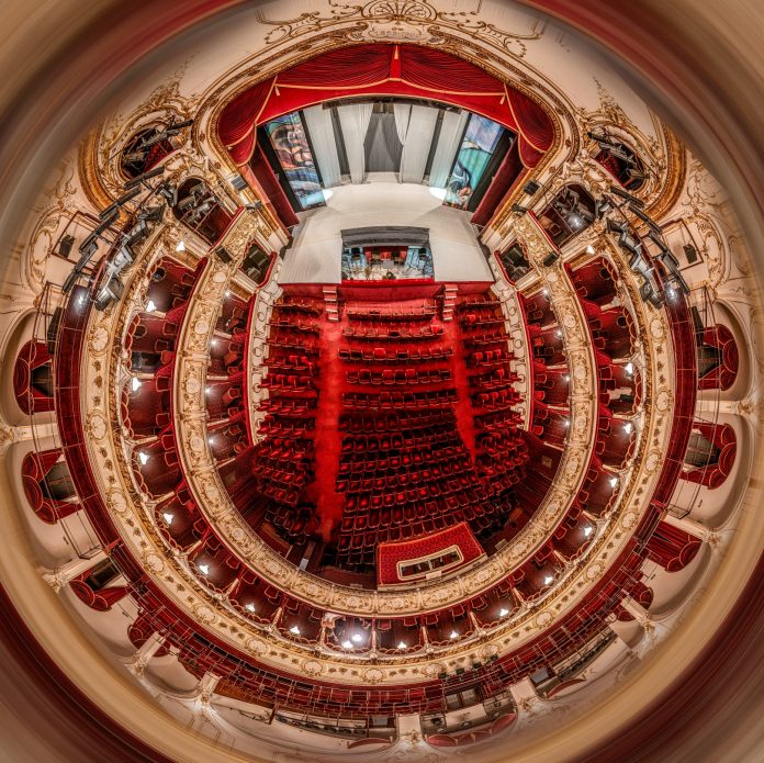 Invitați speciali împărtășesc povești fascinante despre spectacole în tururile ghidate ale Teatrului Regina Maria.