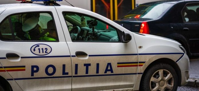 Obiectivul său: polițiștii. Un tânăr a atacat 3 agenți și a stricat o autospecială cu un flacon de bere.