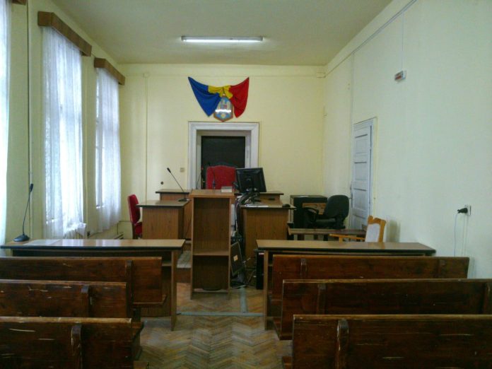 Profesorul din Curtuișeni, acuzat de viol, a solicitat eliberarea și plasarea în arest la domiciliu. Care a fost decizia instanței?
