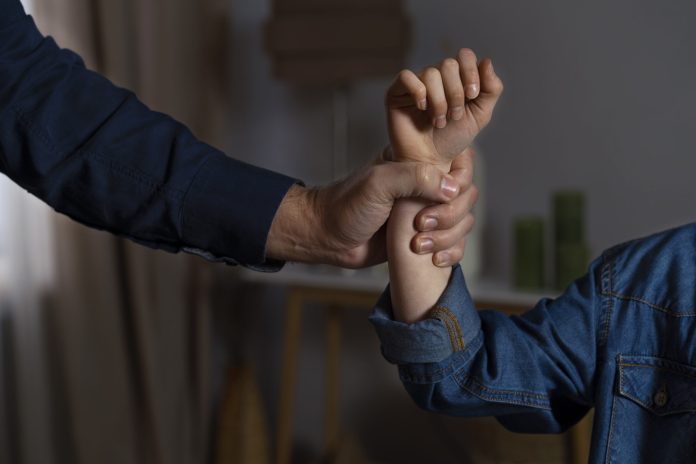 Scandal cu violențe, amenințări și ordin de protecție. Victime: mamă și fiică.
