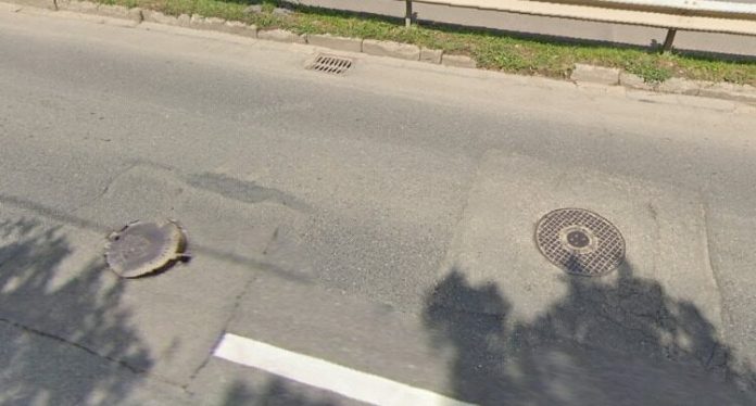 A fost și cazul! Primăria Oradea și Compania de Apă înlocuiesc capacele de canalizare de pe străzile Clujului și Averescu cu unele autonivelante.