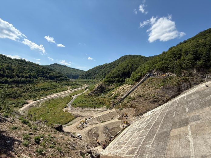 Consiliul Județean Bihor solicită fonduri europene pentru documentațiile de modernizare a unui drum din zona barajului Leșu.