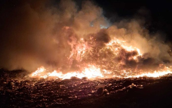 Flăcări imense la groapa de gunoi din Oradea: peste 20 de pompieri au acționat pentru stinsul incendiului