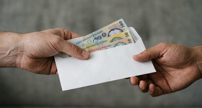 Începând cu luna august, salariile angajaților străini vor fi plătite doar prin bancă. Plata în numerar atrage amenzi.