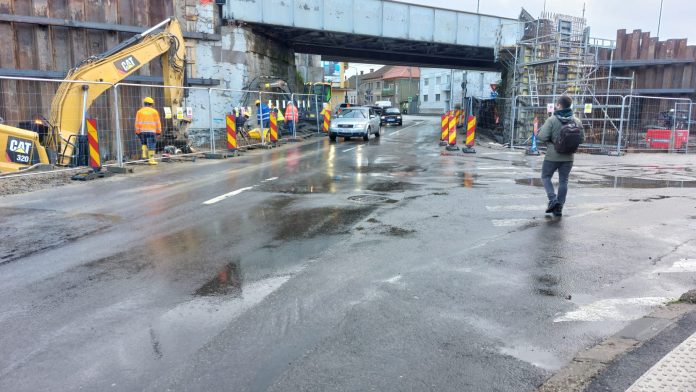 Pietonii în pericol din cauza lucrărilor la podul de cale ferată de pe strada Louis Pasteur
