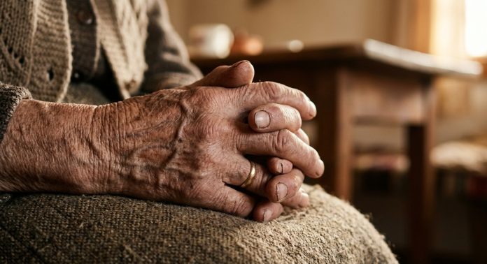 Ajutoare pentru pensionarii cu venituri reduse în 2026: Sprijin financiar, tichete sociale și subsidii pentru energie.
