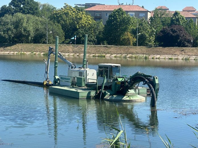 L-ați văzut pe Crișul Repede? Utilajul care „înghite” aluviunile a început din nou lucrările în Oradea.
