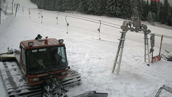 Șoferul unui utilaj a fost lovit cu lopata pe pârtia de schi. Agresorul, obligat să-i achite 49.000 de lei.