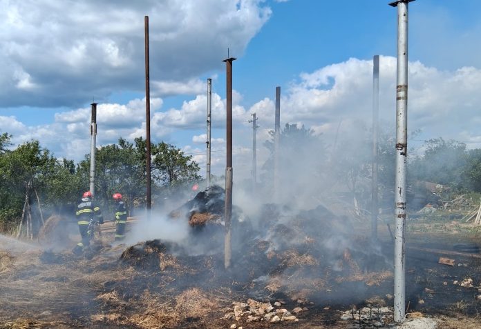 35 de baloți de paie au fost distruși într-un incendiu la Călățea