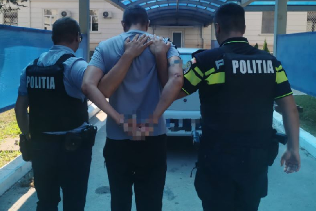 Doi urmăriti internațional, condamnați pentru fapte comise în Oradea, au fost aduși de polițiști din Franța și Germania.