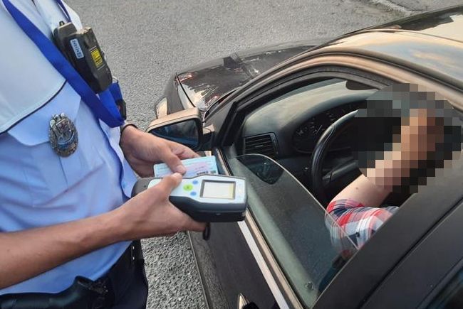 Poliția, obligată să plătească despăgubiri unui bărbat care a fost lăsat fără permis după ce a folosit apă de gură
