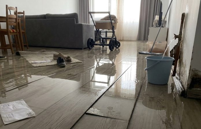 Țevile sparte îi costă pe români o avere. Mii de despăgubiri acordate într-un singur an.