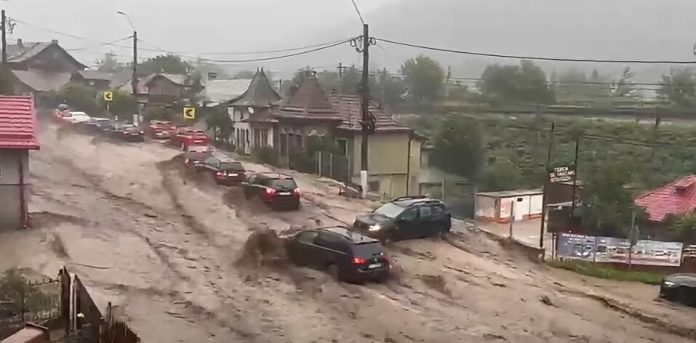Viitură devastatoare la Bușteni! Automobilele cu persoane în interior au fost swept away de ape.