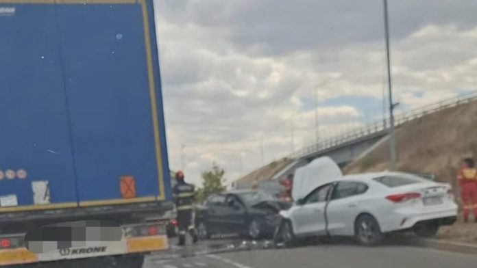 Accident pe strada Thurzó Sandor din Oradea. Două persoane au fost duse la spital.
