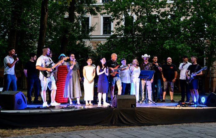 Filarmonica Oradea păstrează tradiția: „Give Peace a Chance” reunește din nou artiștii orădeni în memoria Hiroshimei
