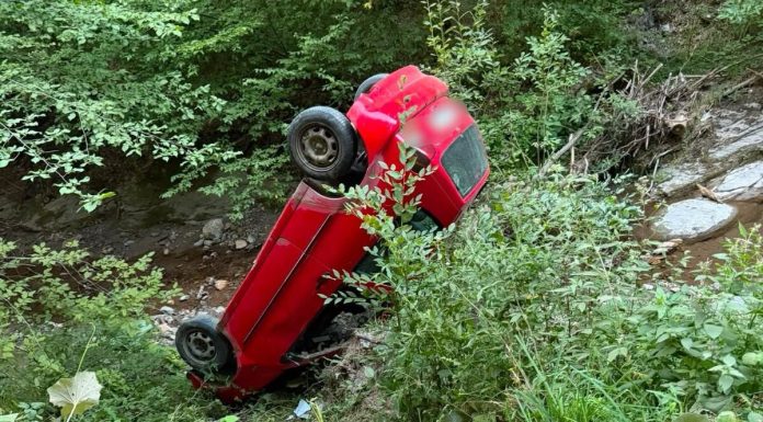 O mașină s-a răsturnat în Criștiorul de Sus. Două femei au suferit răni.