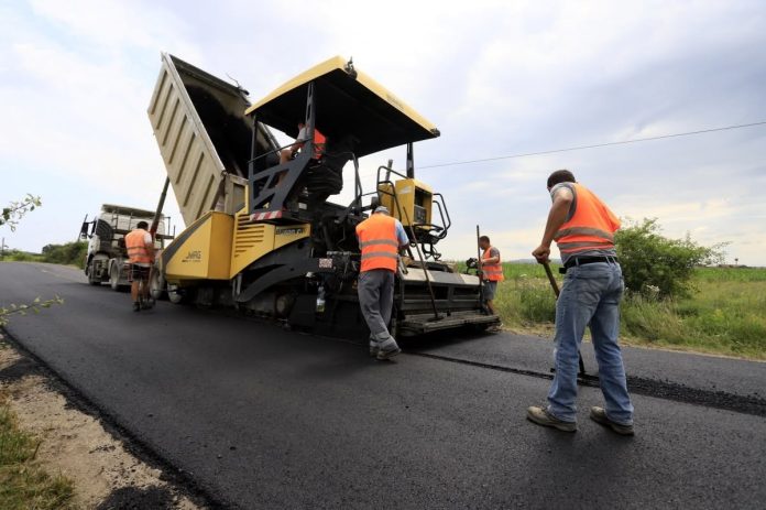 Prima pistă de biciclete din Sâniob, aproape de finalizare. Traseul traversează zona celor peste 200 de pivnițe.
