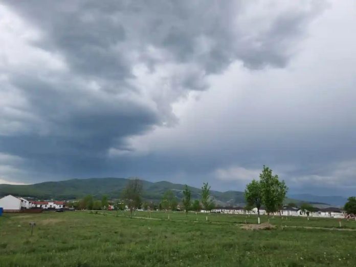 Ploi abundente și furtuni după perioada de caniculă. Cum va evolua vremea în săptămânile următoare.