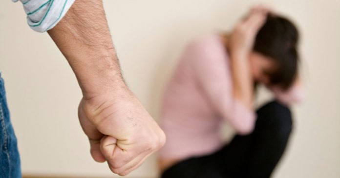 Bărbat care și-a bătut concubina cu picioarele și cu coada lopeții, trimis în judecată