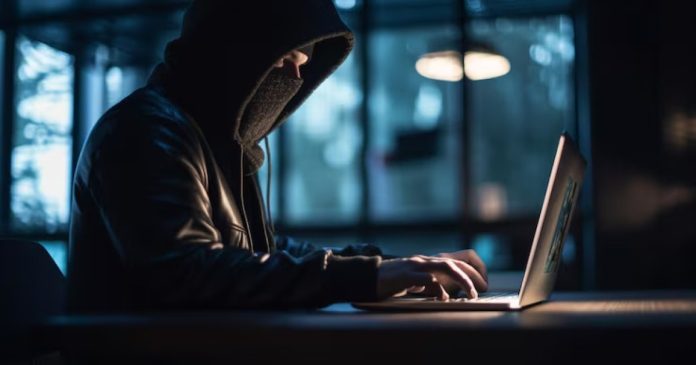 Escroci online au cerut bani în numele a trei bihorence, invocând un colet