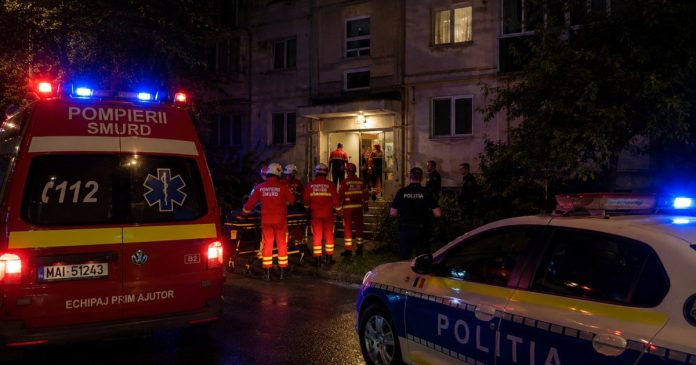 Femeie de 77 de ani, salvată de pompierii bihoreni într-o intervenție contra cronometru Femeie de 77 de ani, salvată de pompierii bihoreni într-o intervenție contra cronometru