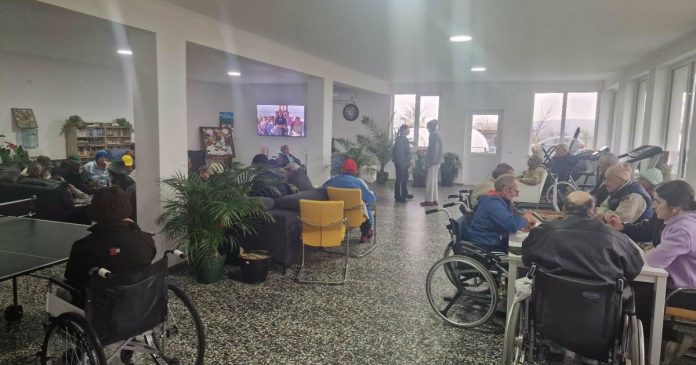Opt decese și sute de bolnavi relocați de la Dumbrava în centre sociale Opt decese și sute de bolnavi relocați de la Dumbrava în centre sociale