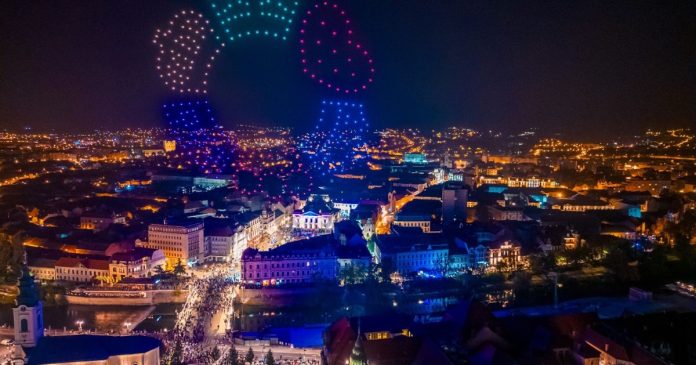 Program Festifall 2026: concerte, artiști stradali, teatru aerian și spectacol de drone Program Festifall 2026: concerte, artiști stradali, teatru aerian și spectacol de drone