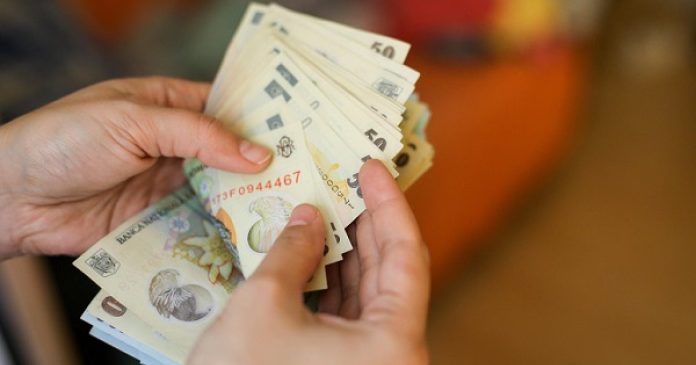 Salariile au crescut, dar românii au pierdut bani. Cât a mâncat inflația din venituri Salariile au crescut, dar românii au pierdut bani. Cât a mâncat inflația din venituri