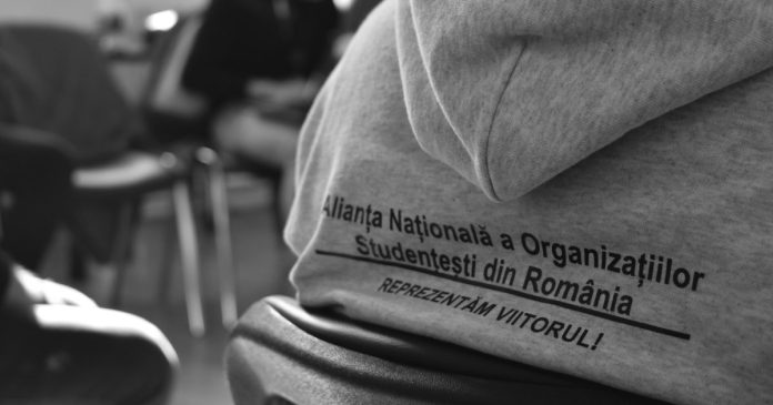 Studenții resping rectorii și decanii implicați în politică sau cu funcții în partide Studenții resping rectorii și decanii implicați în politică sau cu funcții în partide