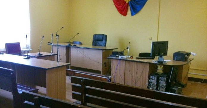 Tânăr cu suspendare pentru tâlhărie în Marghita: a furat o geacă și a agresat 2 angajate Tânăr cu suspendare pentru tâlhărie în Marghita: a furat o geacă și a agresat 2 angajate