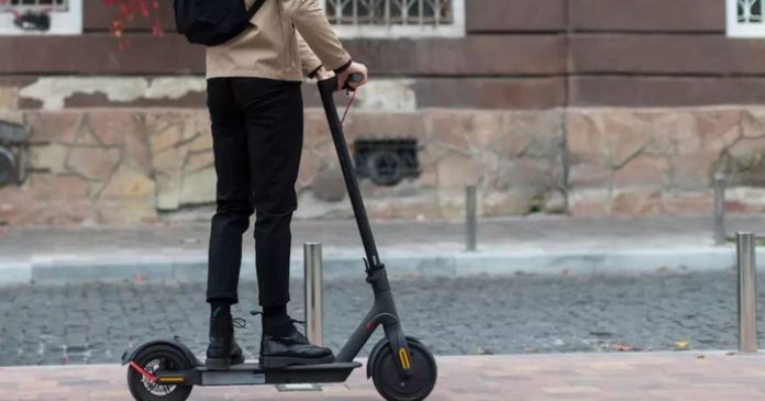 Trotinetist reclamă șofer că nu i-a dat prioritate. Ar fi încercat să simuleze accidentul