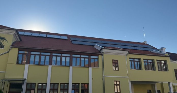 Unități de stocare a energiei solare pe clădirea Prefecturii Bihor