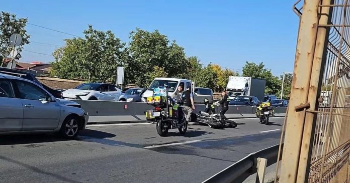 Accident mașină-motocicletă pe Ovidiu Densușianu în Oradea. Starea motociclistului